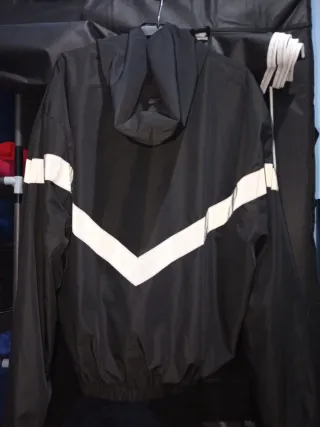 Cortavientos Essentials Negro y Blanco