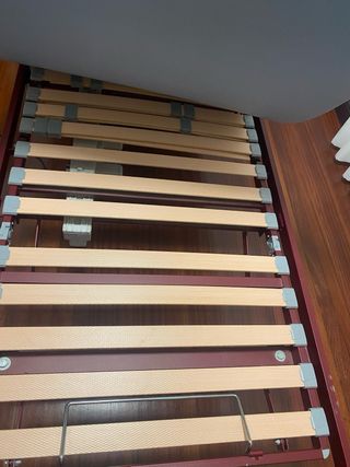 Cama eléctrica de madera y metal