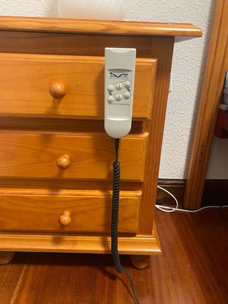 Cama eléctrica de madera y metal