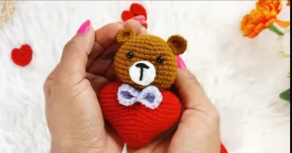 Muñeco de lana oso corazón