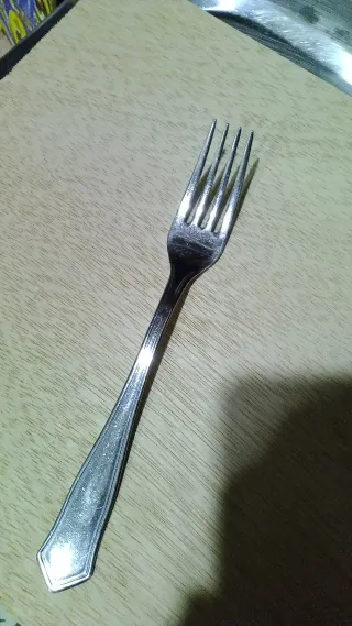 Tenedores de metal plateado