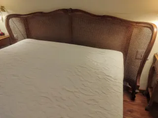 Conjunto Cabezal Ratán y Mesitas Madera nogal