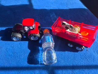 Tractor Juguete Rojo con Remolque y Animales