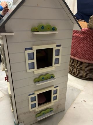Casa de muñecas de madera