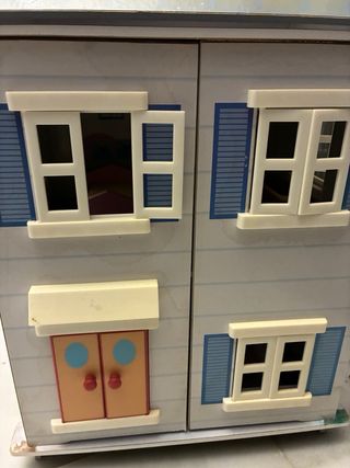 Casa de muñecas de madera