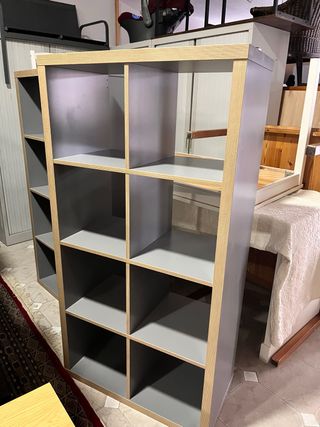 Estantería modular gris y madera