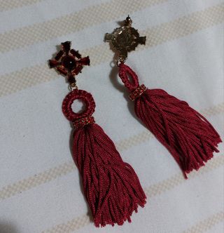 Par de pendientes largos.