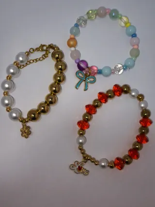 Pulsera de perlas y cuentas de colores