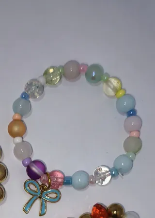 Pulsera de perlas y cuentas de colores