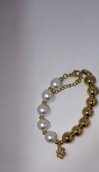 Pulsera de perlas y cuentas de colores