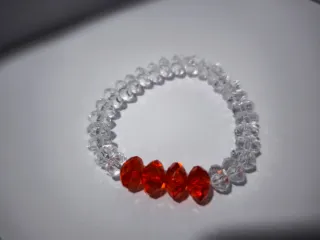 Pulsera de perlas y cuentas de colores