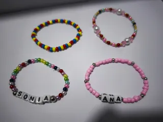 Pulsera de perlas y cuentas de colores