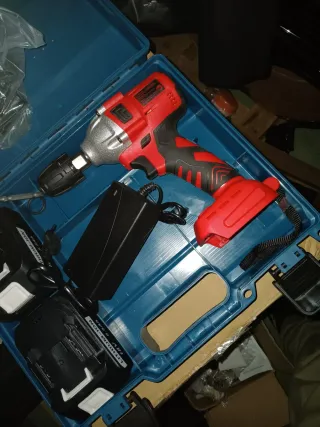 Pistola de impacto con baterías y cargador