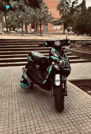 Yamaha Neos Scooter Negro y Plateado