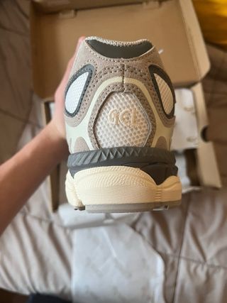 Asics Beige/Gris Zapatillas Deportivas