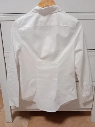 Camisa blanca de vestir. H&M, talla XS