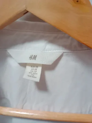 Camisa blanca de vestir. H&M, talla XS