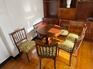URGE: Mesa redonda y 4 sillas de madera