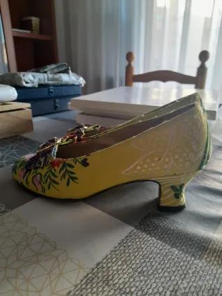 1 Traje de Fallera mas 2 corpiños