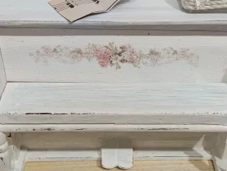 Pianoforte miniatura decorato rose