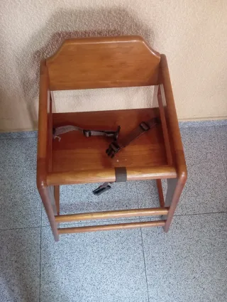 Silla de madera para bebé