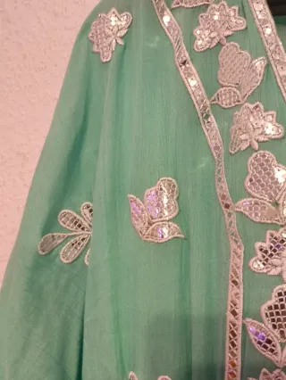 Vestido verde con bordados plateados