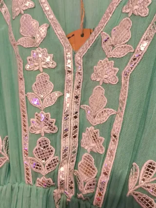 Vestido verde con bordados plateados