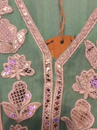 Vestido verde con bordados plateados