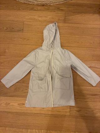 Chubasquero beige con capucha. Talla 9, 134 cm.