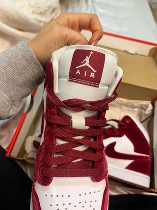 Air Jordan 1 Mid Rojo y Blanco Terciopelo