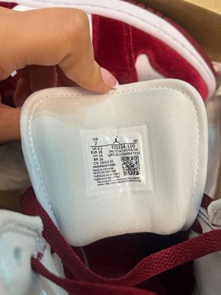Air Jordan 1 Mid Rojo y Blanco Terciopelo