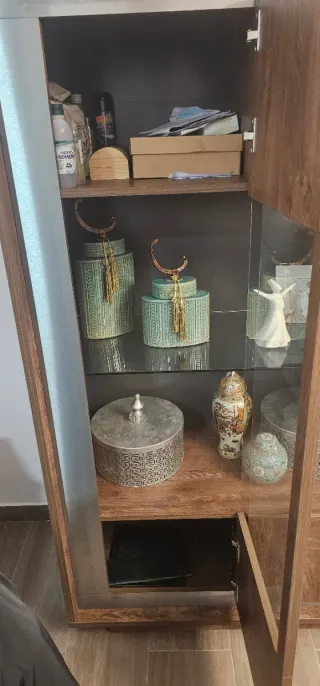 Mueble de madera con puertas de cristal