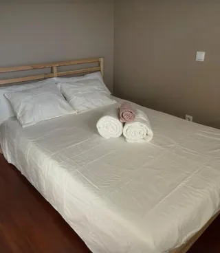 Cama de madera y tela