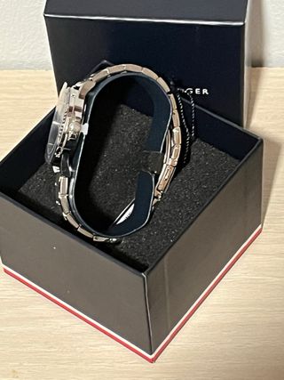 Reloj Tommy Hilfiger Negro y Rojo