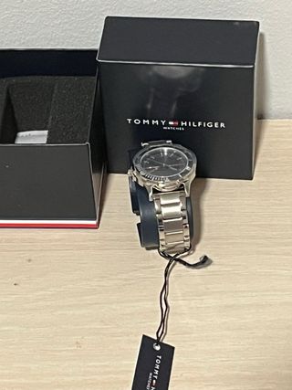 Reloj Tommy Hilfiger Negro y Rojo