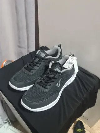 Zapatillas deportivas UTWO negras y blancas