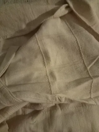 Cortina de tela beige y blanca