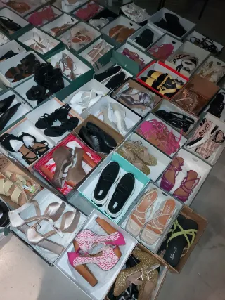 Varios zapatos de mujer tacones y sandalias