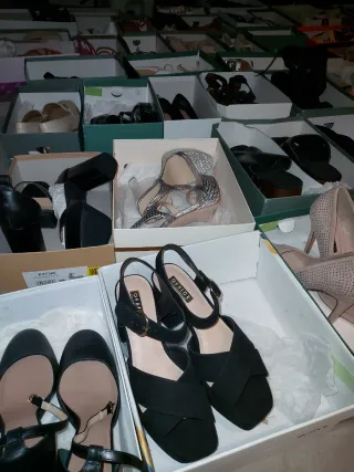 Varios zapatos de mujer tacones y sandalias