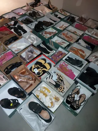 Varios zapatos de mujer tacones y sandalias