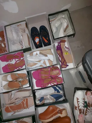 Varios zapatos de mujer tacones y sandalias