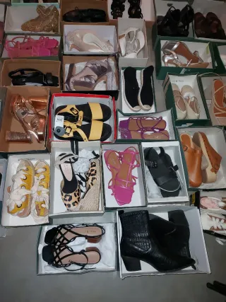 Varios zapatos de mujer tacones y sandalias