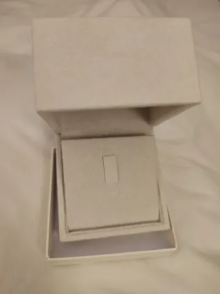 Estuche para anillo beige/blanco