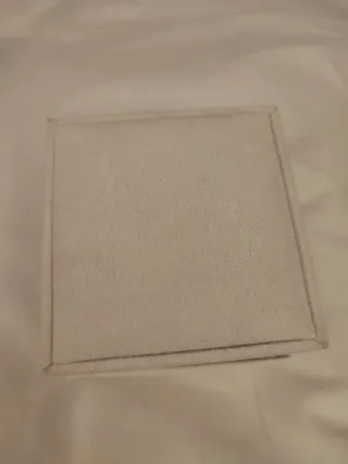 Estuche para anillo beige/blanco