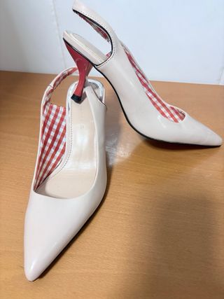 Zapatos de tacón beige slingback