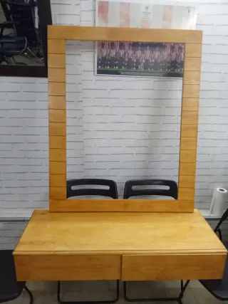 Tocador de madera con espejo