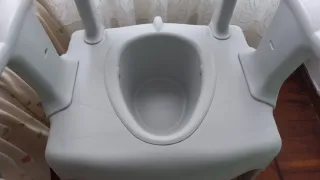 Silla con inodoro para personas mayores.