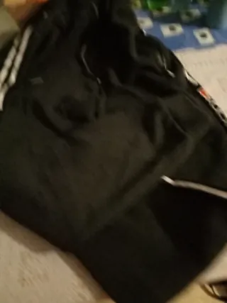 Pantalón chándal negro con rayas