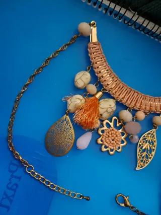 Collar dorado con detalles rosas y piedras