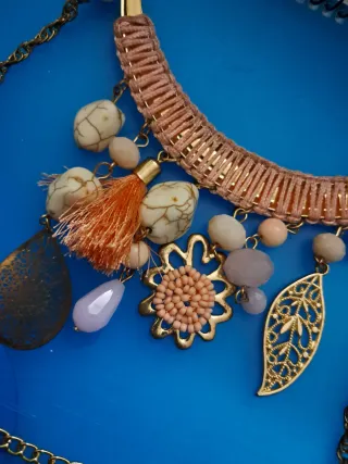 Collar dorado con detalles rosas y piedras